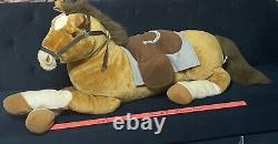 Calin géant amusant cheval avec selle assis sur un oreiller en peluche animal en peluche