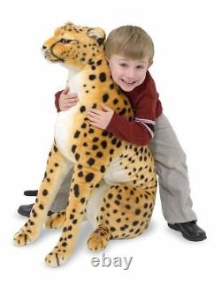 Jouet en peluche réaliste d'un guépard géant pour enfants : décor doux et câlin.