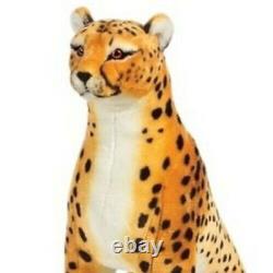 Jouet en peluche réaliste d'un guépard géant pour enfants : décor doux et câlin.