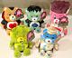 Nouveau Ensemble Complet De Peluches Care Bears X Universal Monsters (5 Pièces) En Main