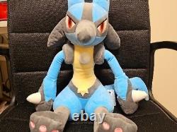 Translate this title in French: Bandai Spirits Nintendo Pokemon Lucario Peluche Assise de 14 pouces.