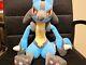 Translate This Title In French: Bandai Spirits Nintendo Pokemon Lucario Peluche Assise De 14 Pouces.