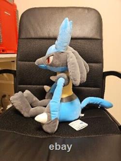 Translate this title in French: Bandai Spirits Nintendo Pokemon Lucario Peluche Assise de 14 pouces.